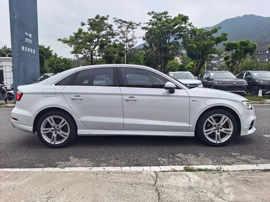 Audi A3 2018 — фото 10