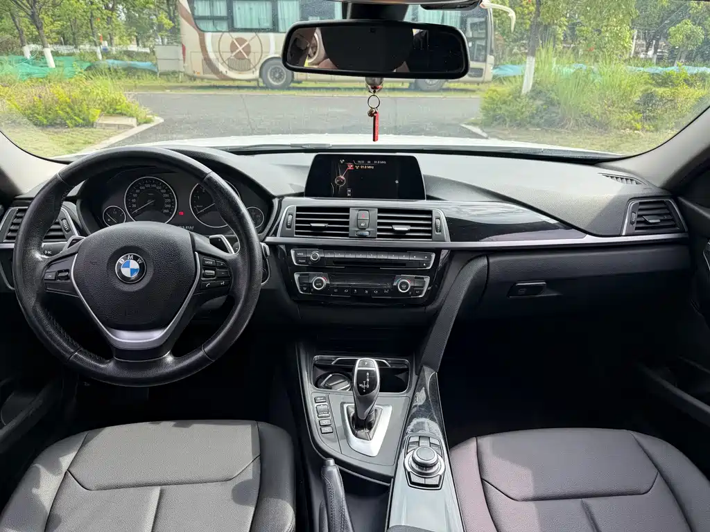 BMW 3 Series 2017 — фото 9
