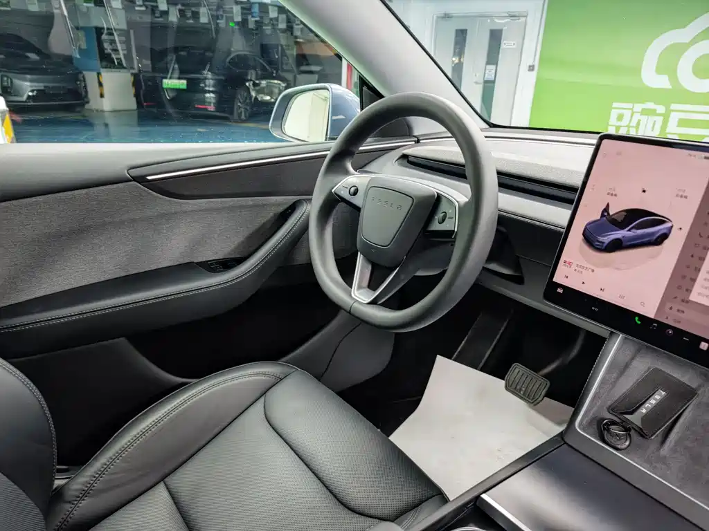 Tesla Model Y 2025 — фото 10