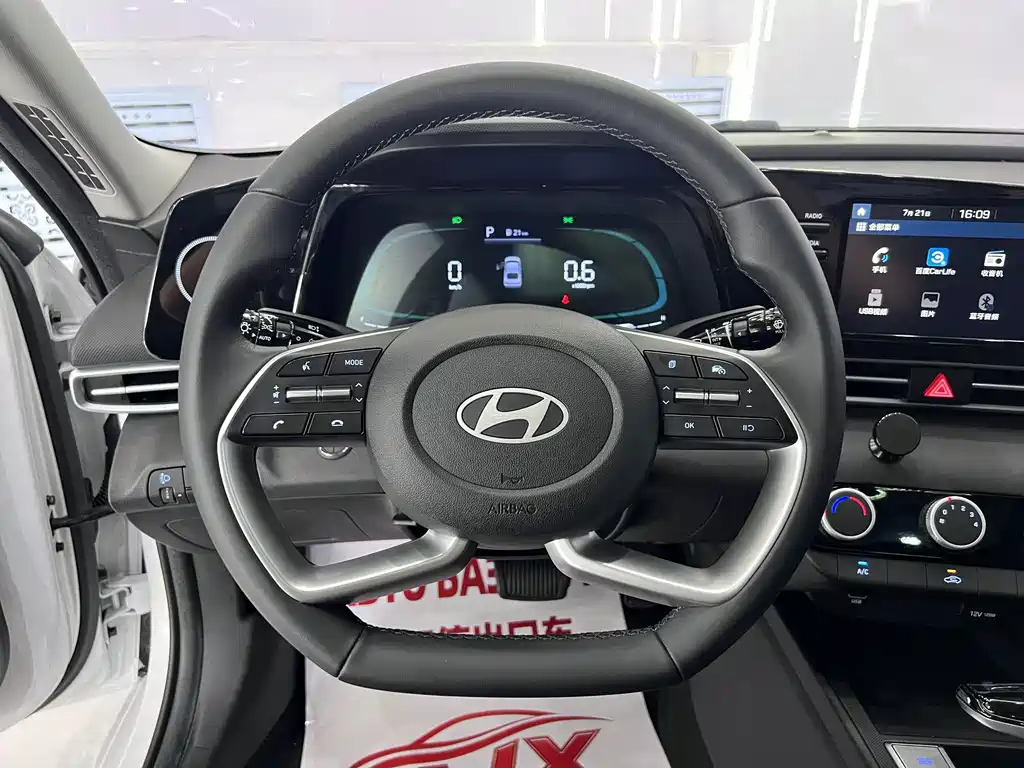 Hyundai Elantra 2023 — фото 10