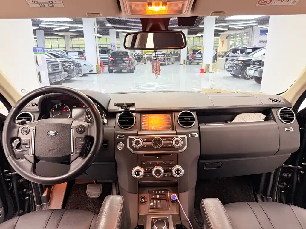 Land Rover Discovery 2015 — фото 8