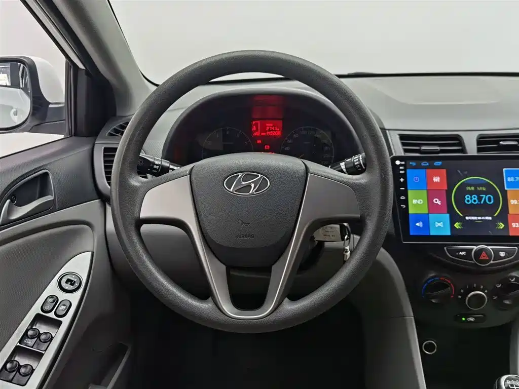 Hyundai Verna 2017 — фото 11