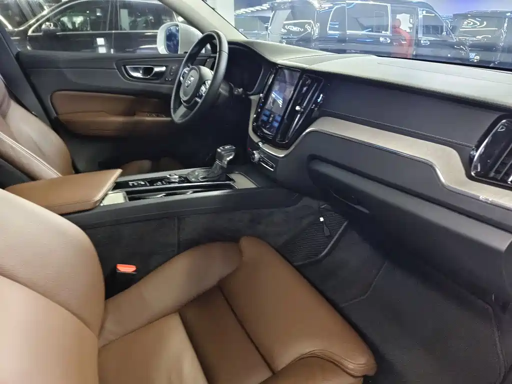 Volvo XC60 2020 — фото 12