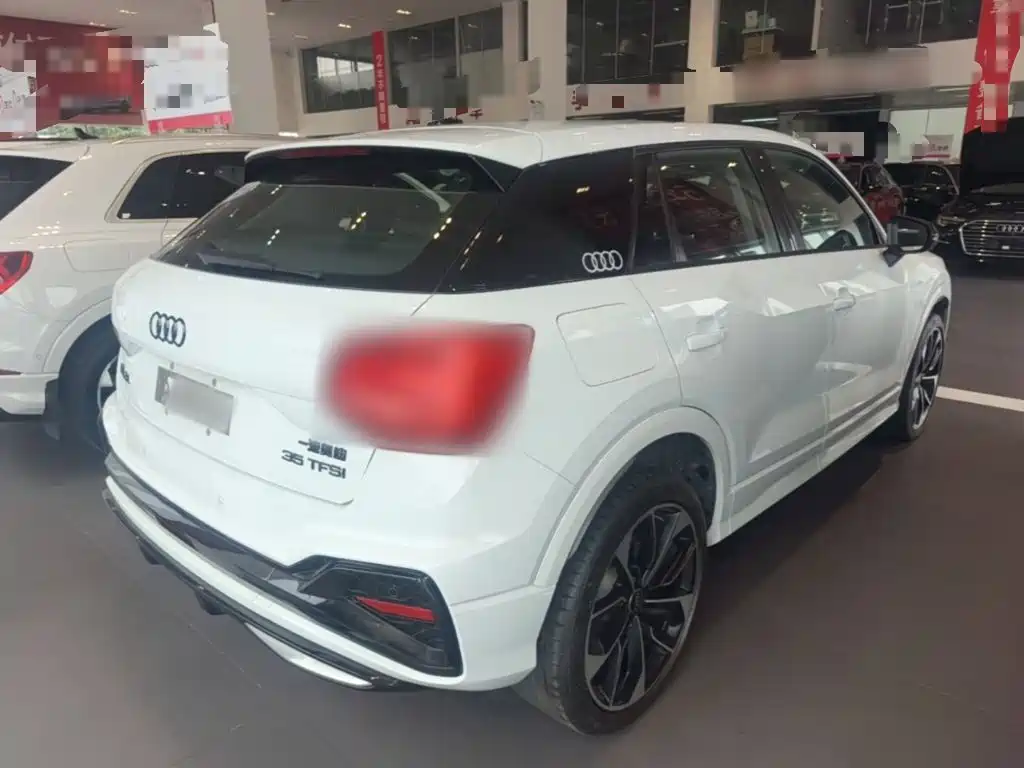 Audi Q2L 2024
