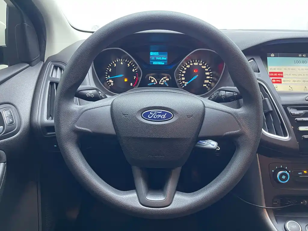Ford Focus 2018 — фото 18