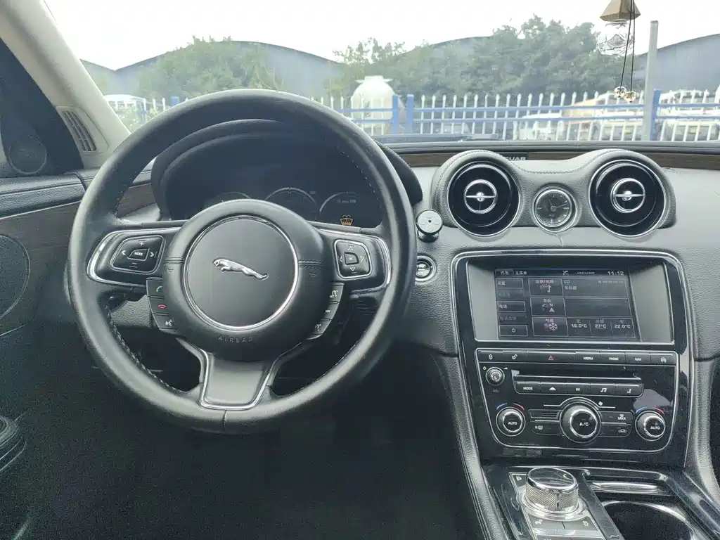 Jaguar XJ 2014 — фото 14