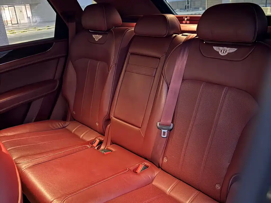 Bentley Bentayga 2019 — фото 12