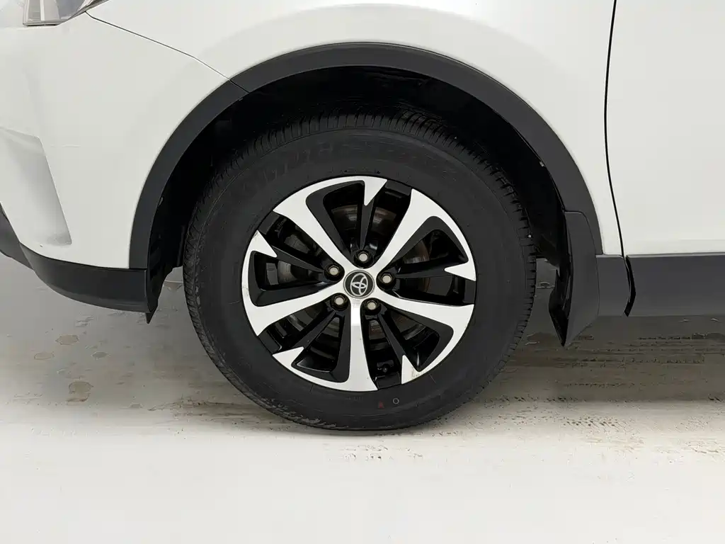 Toyota RAV4 2018 — фото 8