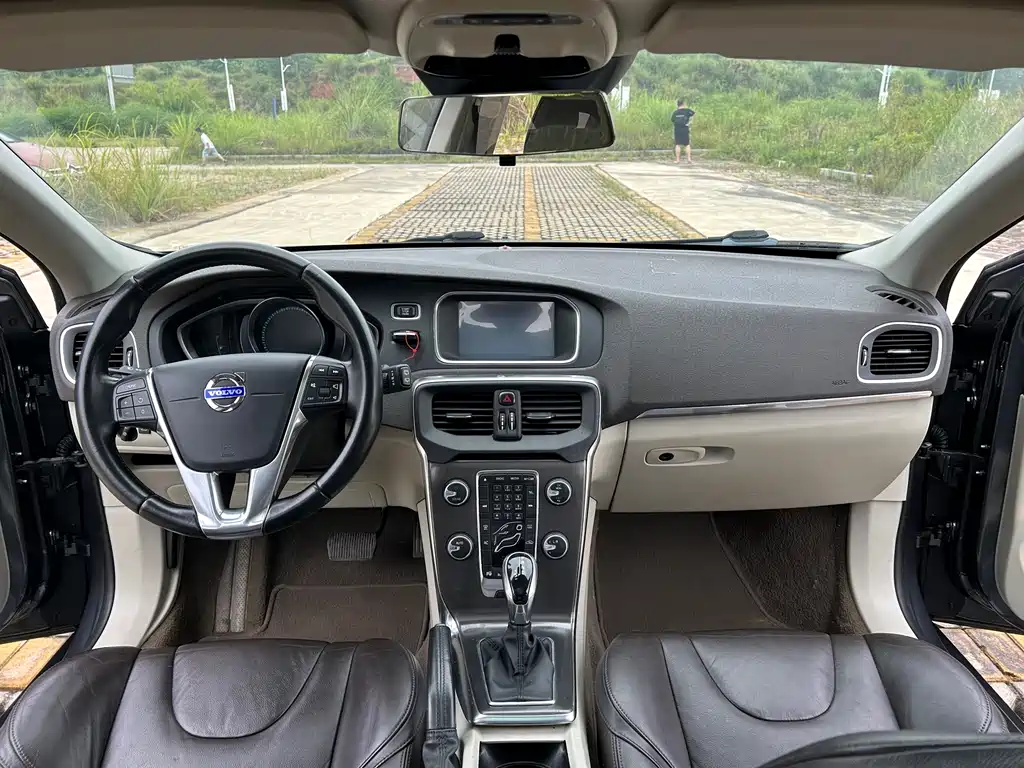 Volvo V40 2016 — фото 12