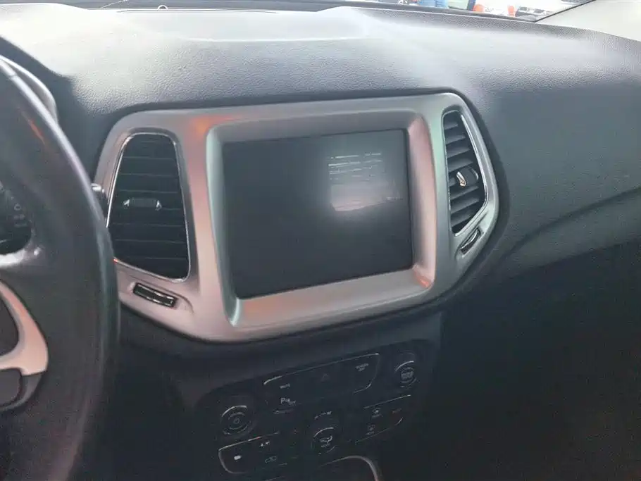 Jeep Compass 2017 — фото 13