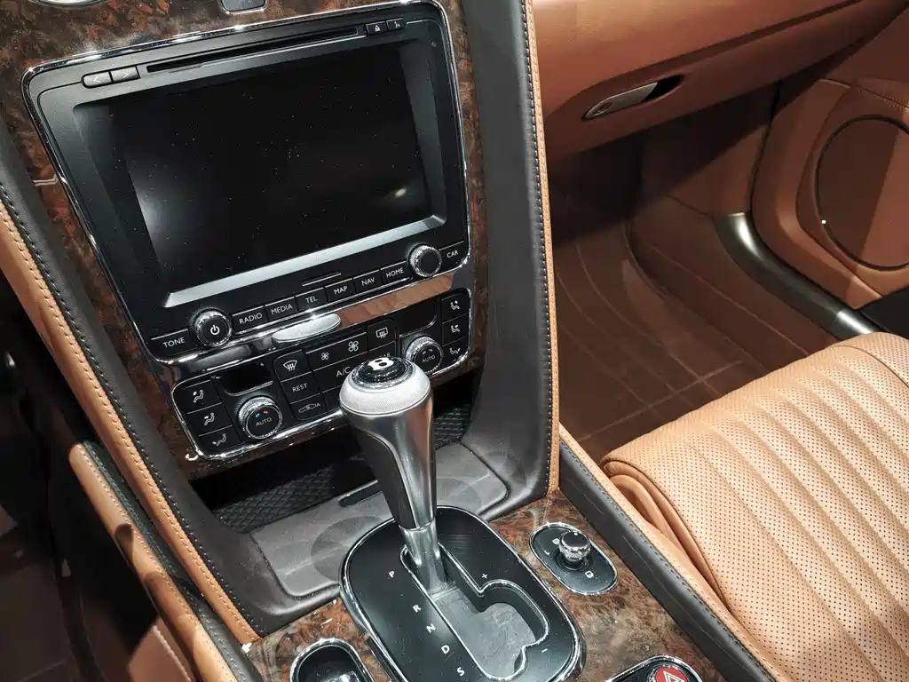Bentley Flying Spur 2018 — фото 14