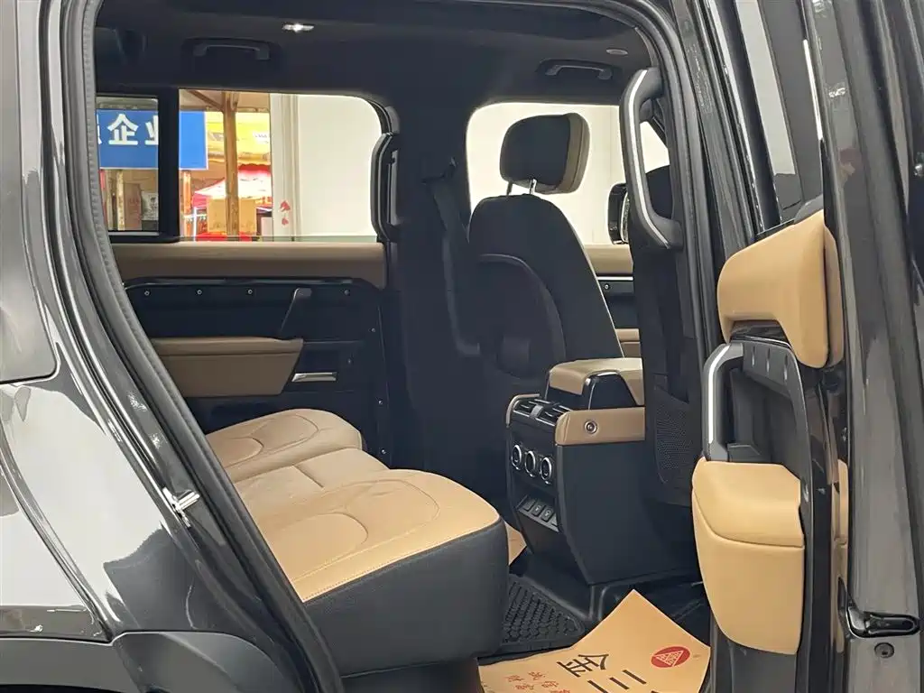 Land Rover Defender 2025 — фото 12