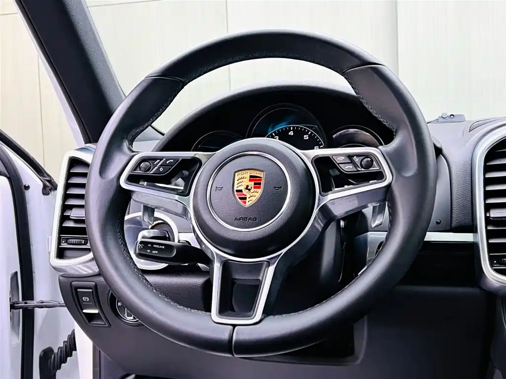 Porsche Cayenne 2017 — фото 10