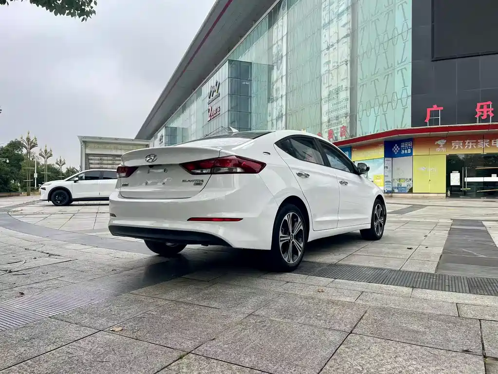 Hyundai Elantra 2018 — фото 6