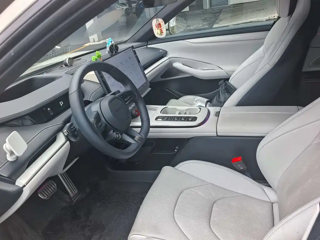 Xiaomi SU7 2024