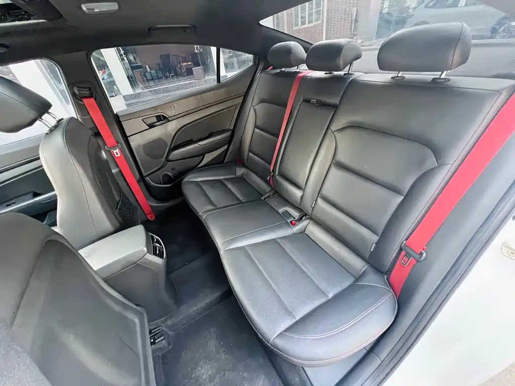Hyundai Elantra 2019 — фото 17