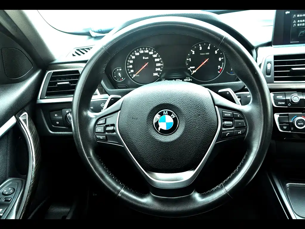 BMW 3 Series 2018 — фото 10