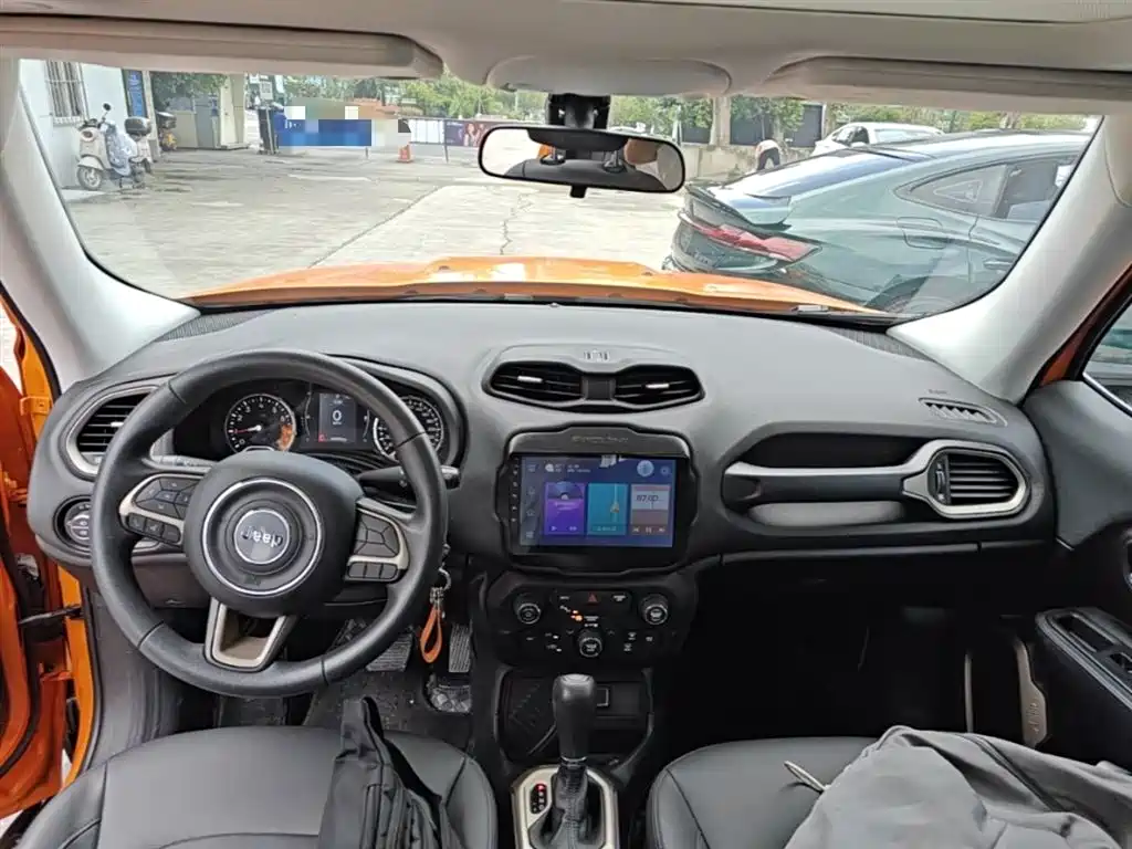 Jeep Renegade 2018 — фото 10