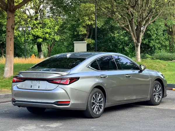 Lexus ES 2025