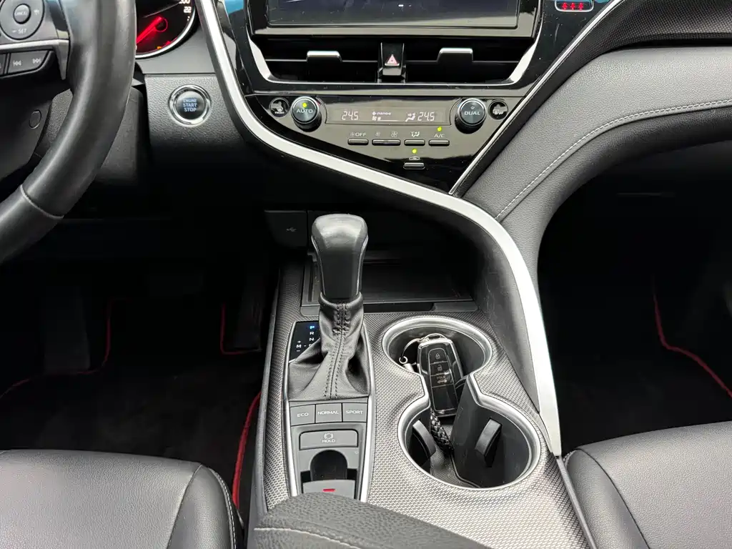 Toyota Camry 2023 — фото 13