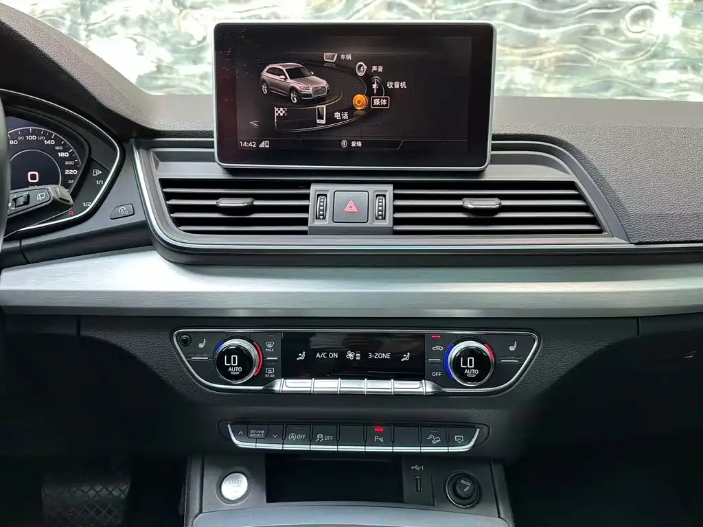 Audi Q5L 2018 — фото 18