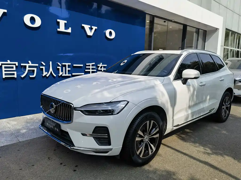 Volvo XC60 2022 — фото 1