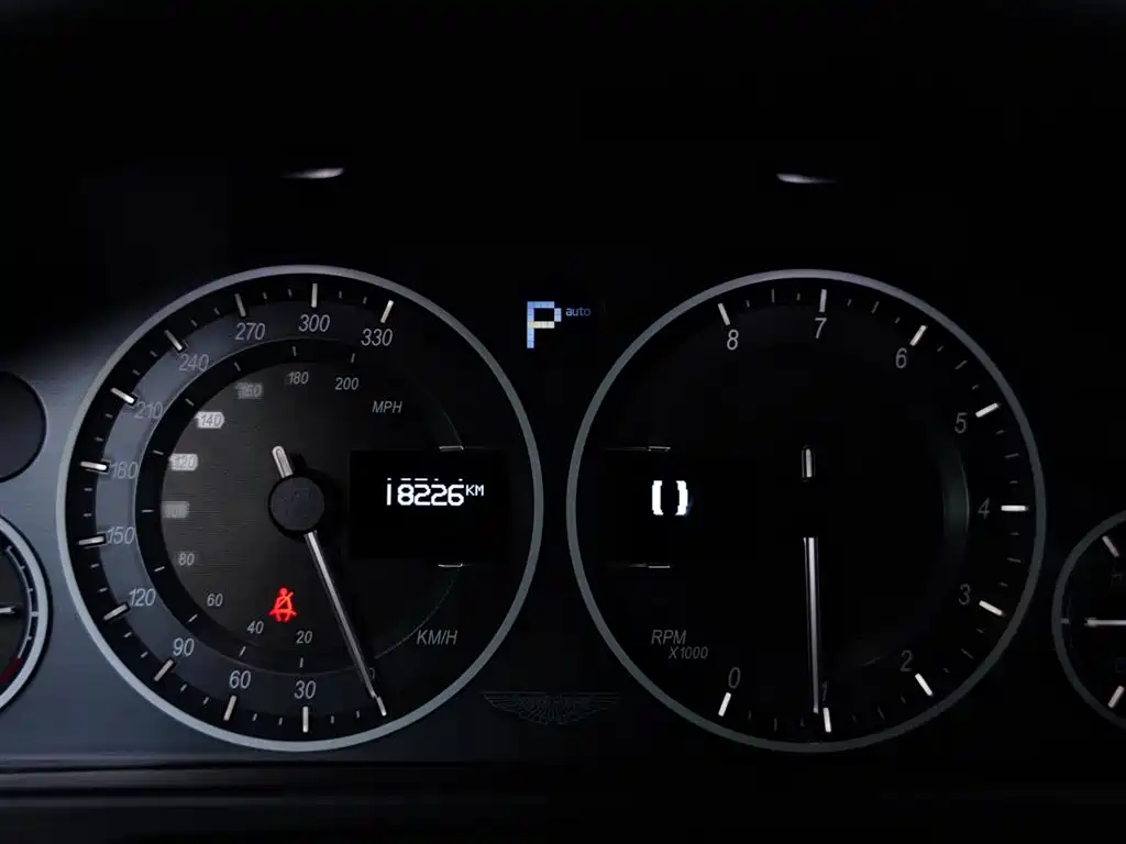 Aston Martin DBS 2010 — фото 9