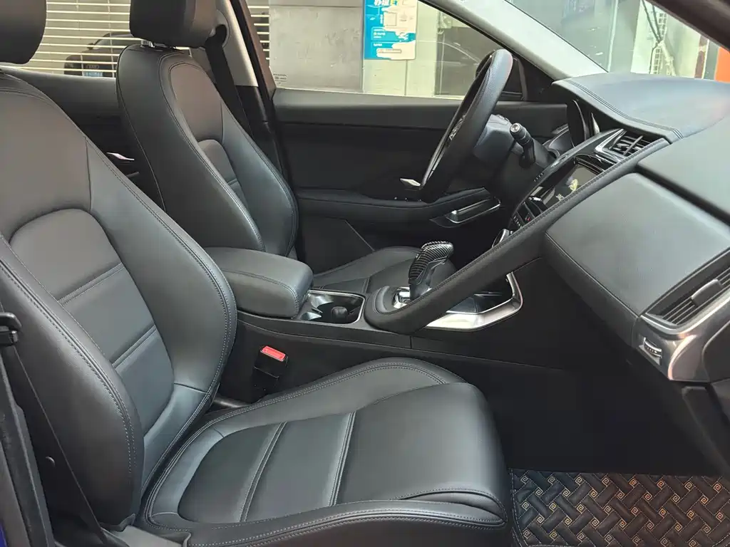 Jaguar E-PACE 2019 — фото 10