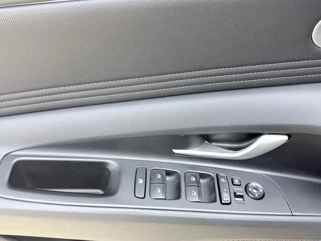 Hyundai Elantra 2023 — фото 10