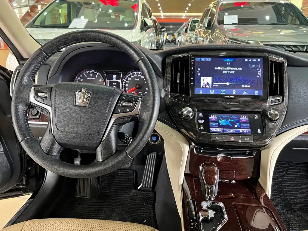Toyota Crown 2018 — фото 12
