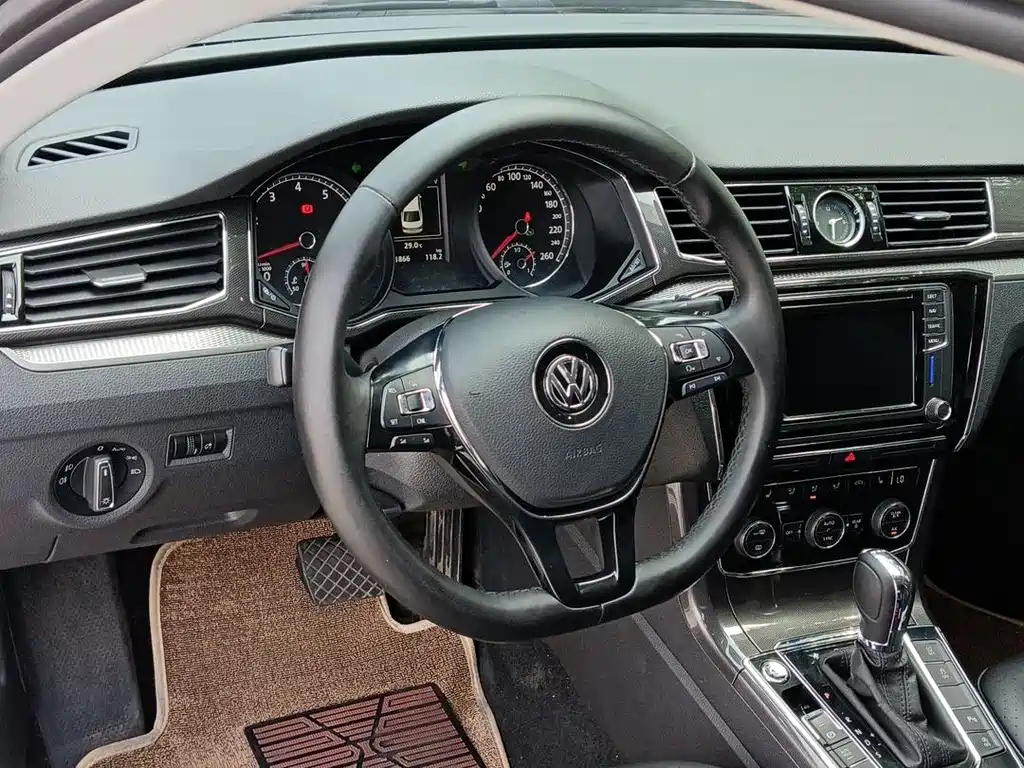 Volkswagen Passat 2018 — фото 10