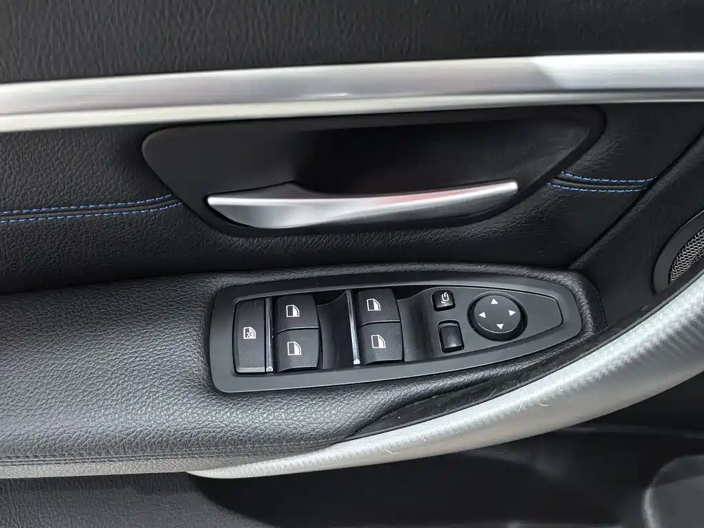 BMW 3 Series 2018 — фото 11