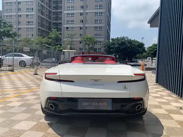 Aston Martin DB11 2023