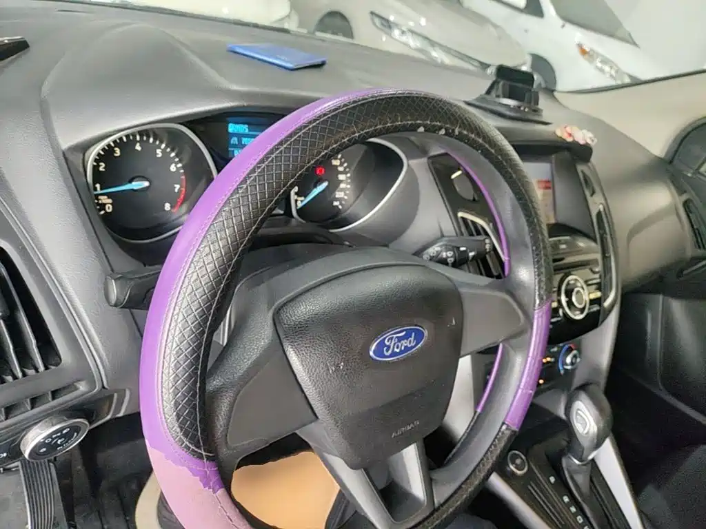 Ford Focus 2018 — фото 10