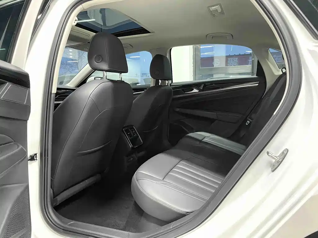 Volkswagen Passat 2022 — фото 10