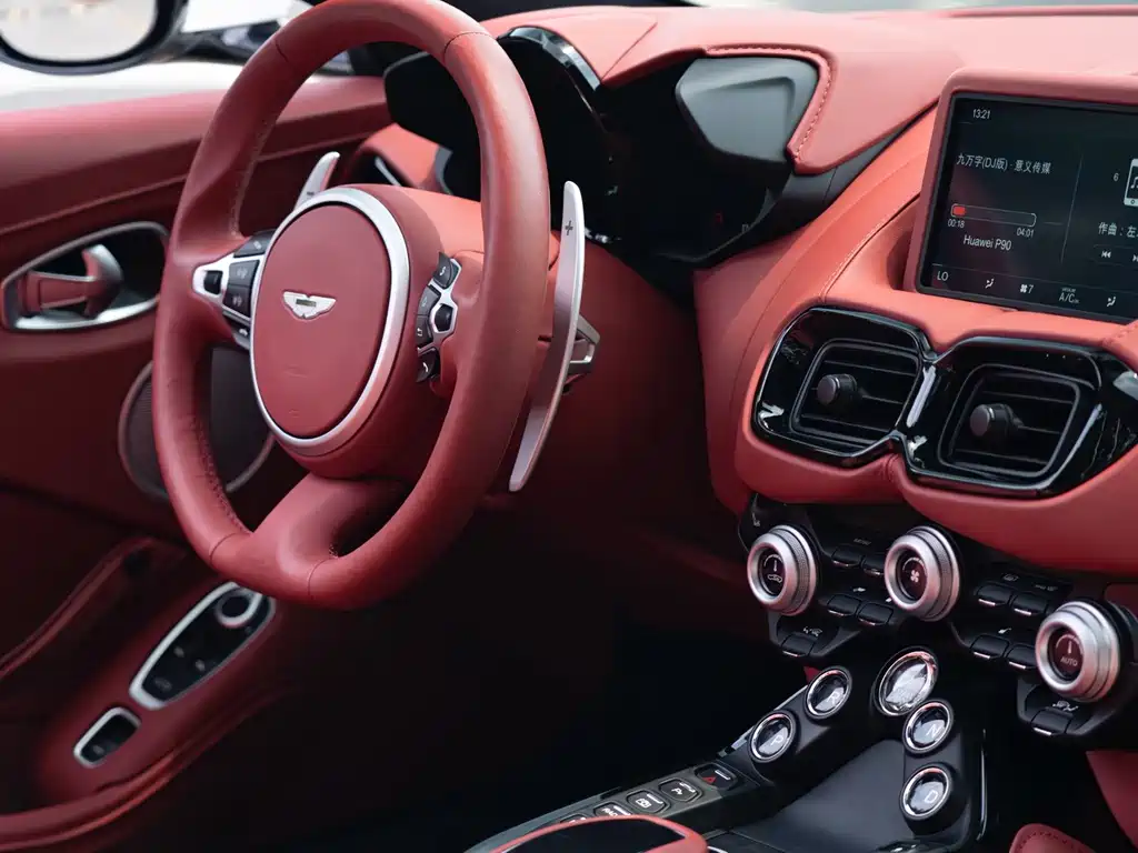 Aston Martin V8 Vantage 2022 — фото 18
