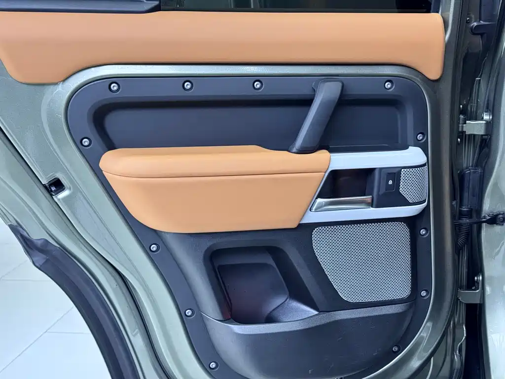 Land Rover Defender 2024 — фото 34