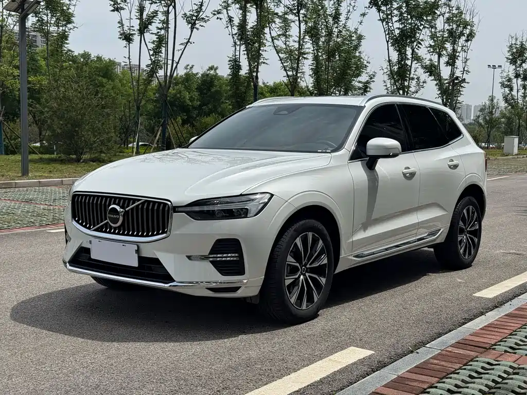 Volvo XC60 2023 — фото 1