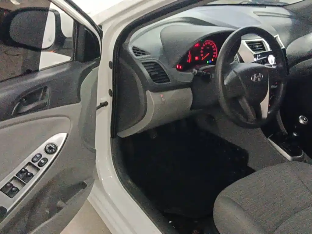 Hyundai Verna 2015 — фото 16