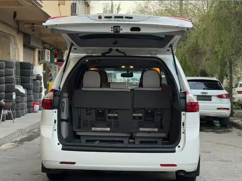 Toyota Sienna 2015 — фото 12