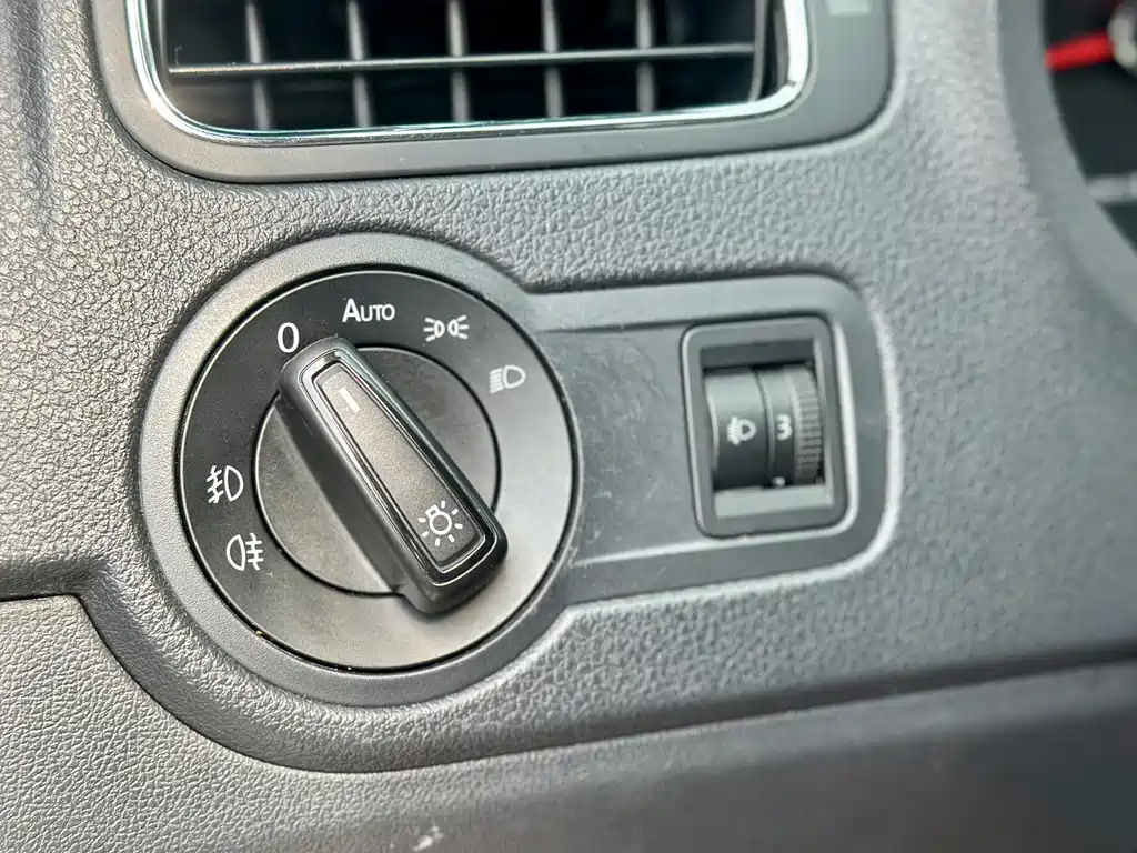 Volkswagen Polo 2015 — фото 34
