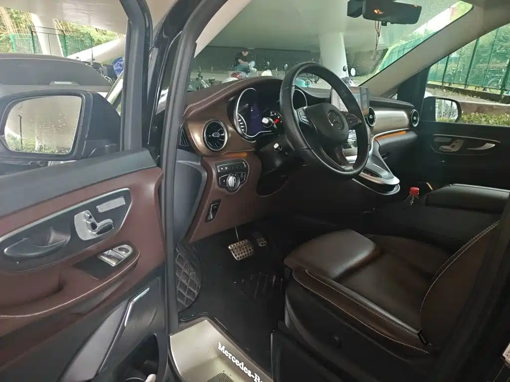 Mercedes-Benz V-Class 2023 — фото 14
