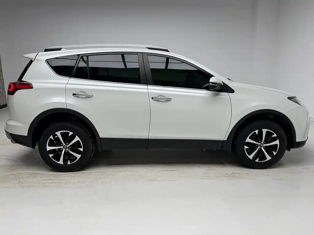Toyota RAV4 2018 — фото 7