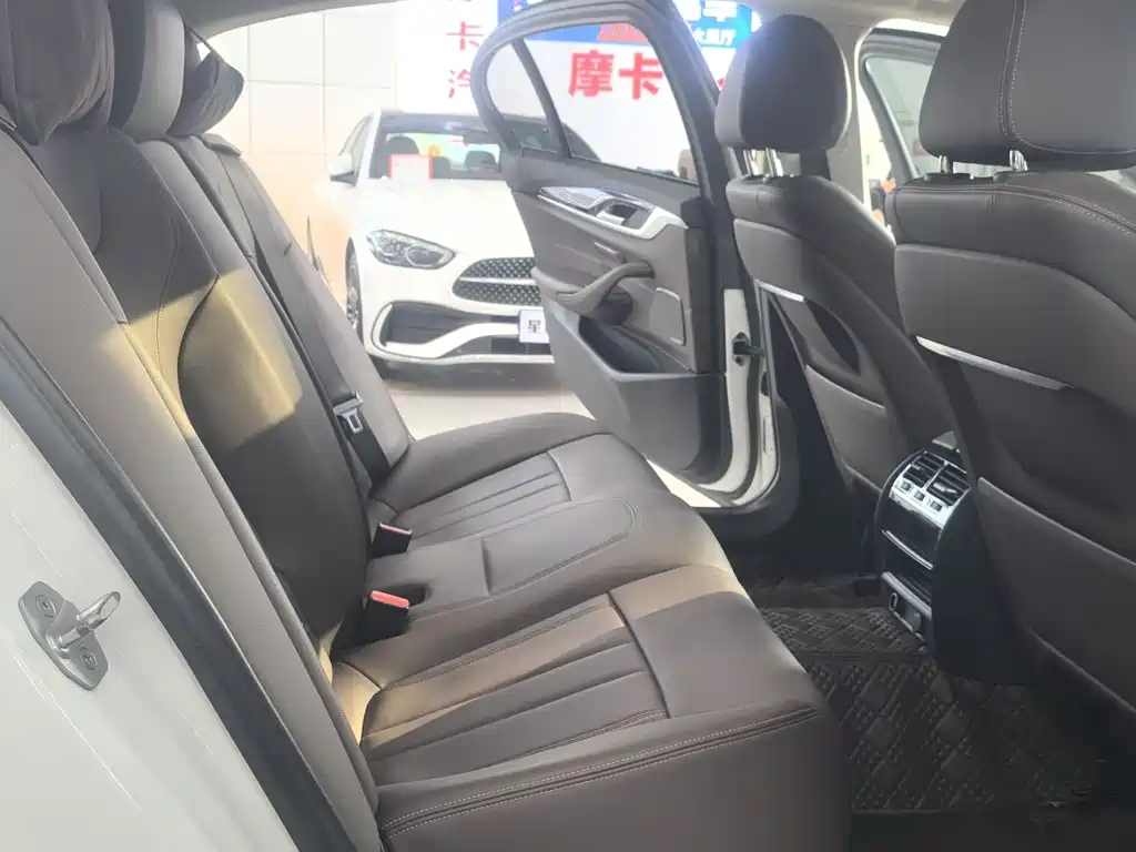 BMW 5 Series 2019 — фото 14