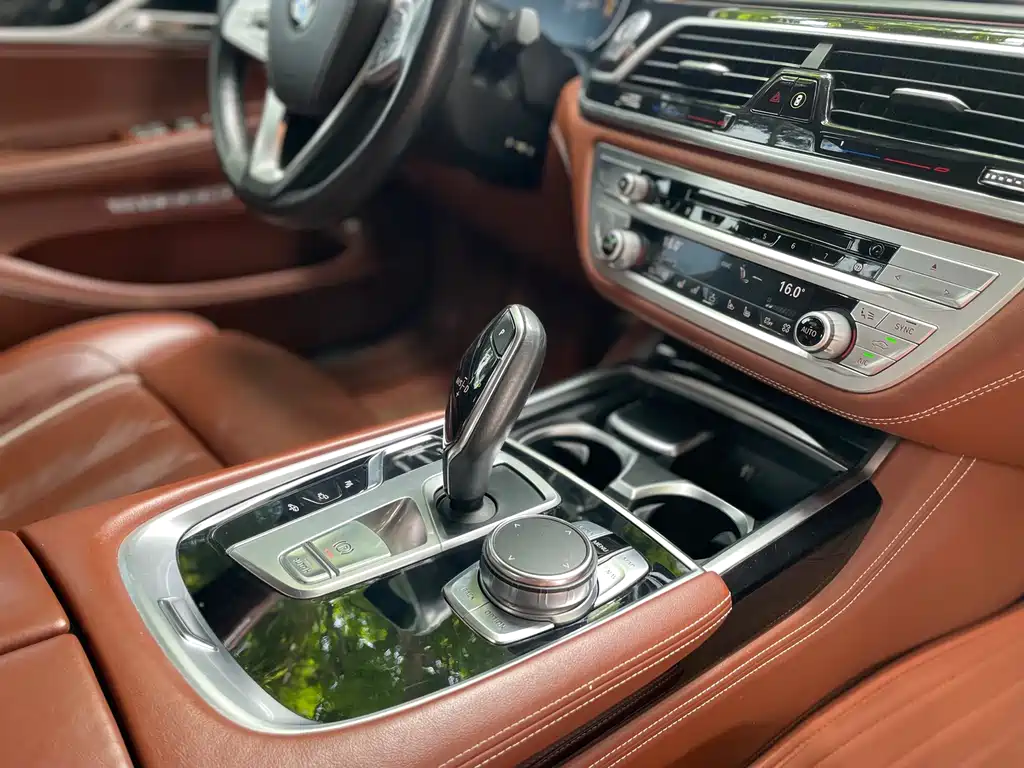 BMW 7 Series 2018 — фото 9
