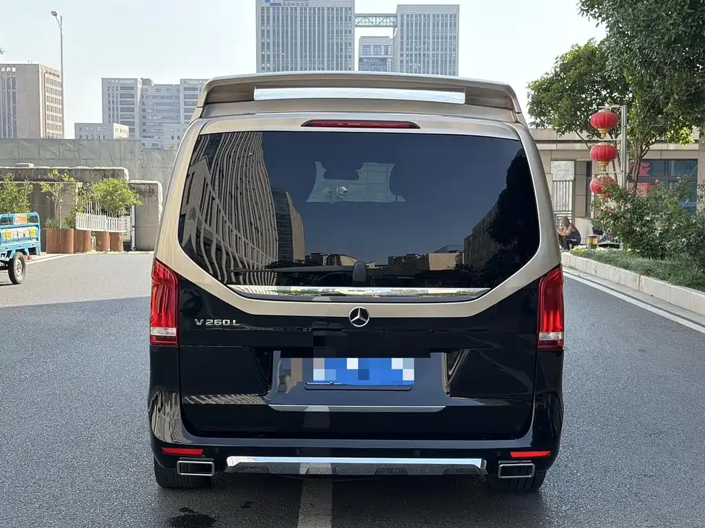 Mercedes-Benz V-Class 2023 — фото 16