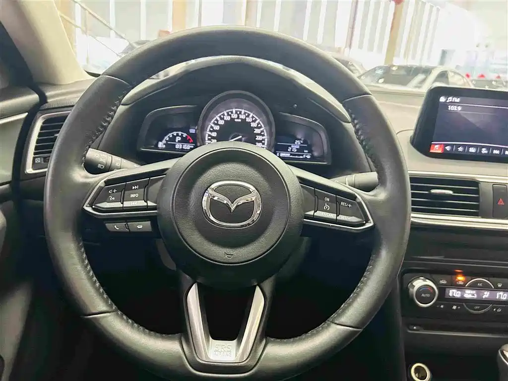 Mazda 3 Axela 2018 — фото 15