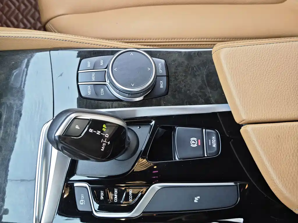 BMW 5 Series 2019 — фото 17