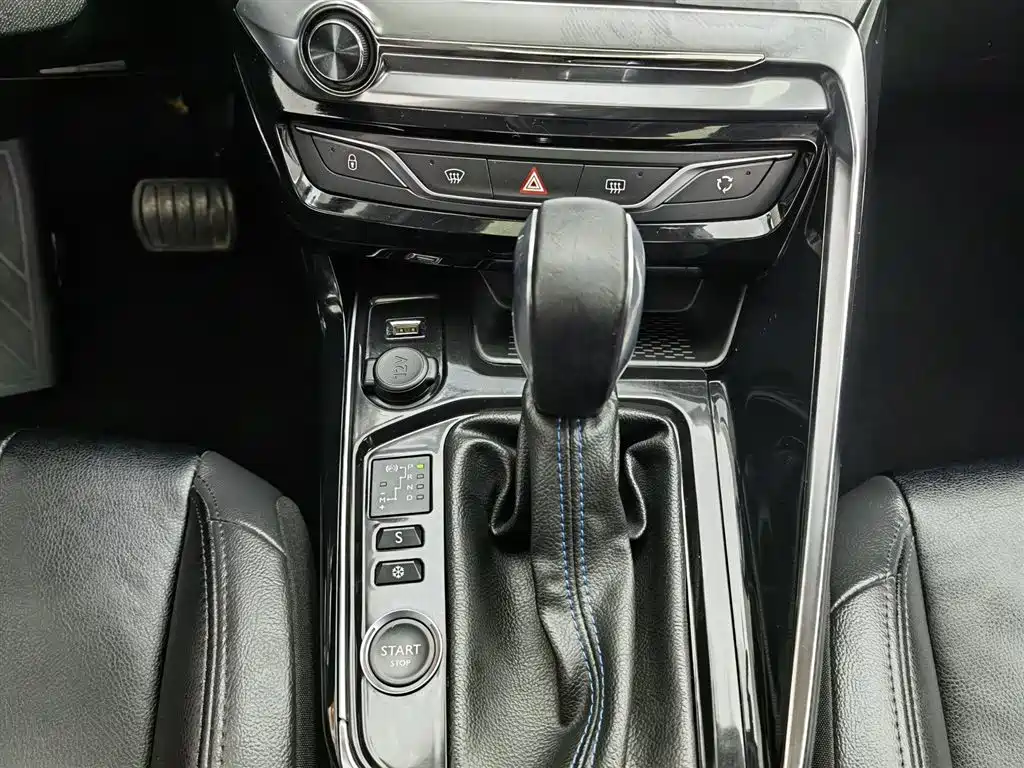 Peugeot 308 2017 — фото 13