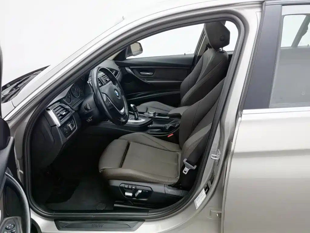 BMW 3 Series 2019 — фото 10